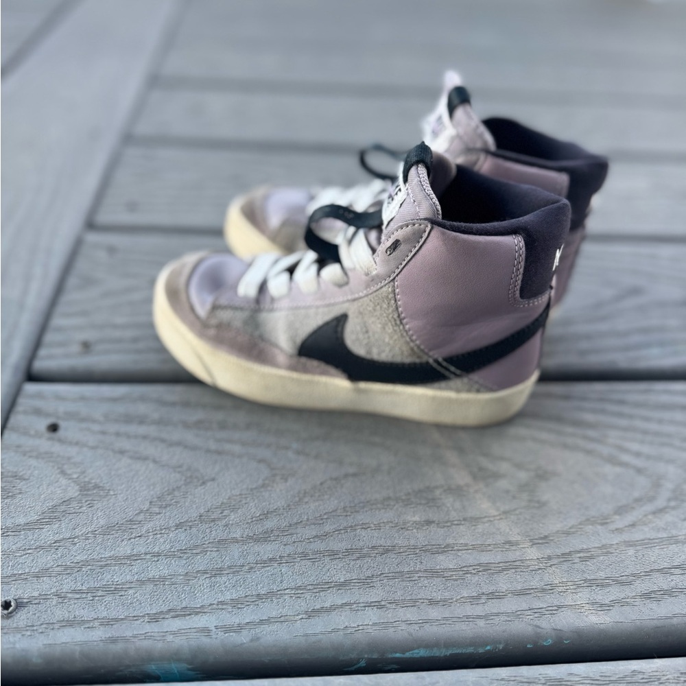 Nike Court Borough Mid Girls Sneakers Purple Gray
Youth Size 11